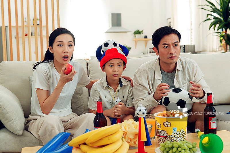 一家三口在家看球赛图片素材
