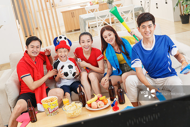 在家看球赛的快乐朋友图片素材