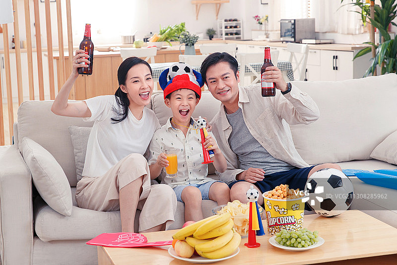 在家看球赛兴奋的一家人图片素材