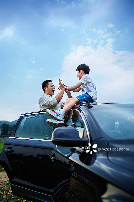 郊游中的快乐父子图片素材