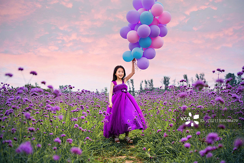 花海里的可爱女孩图片素材
