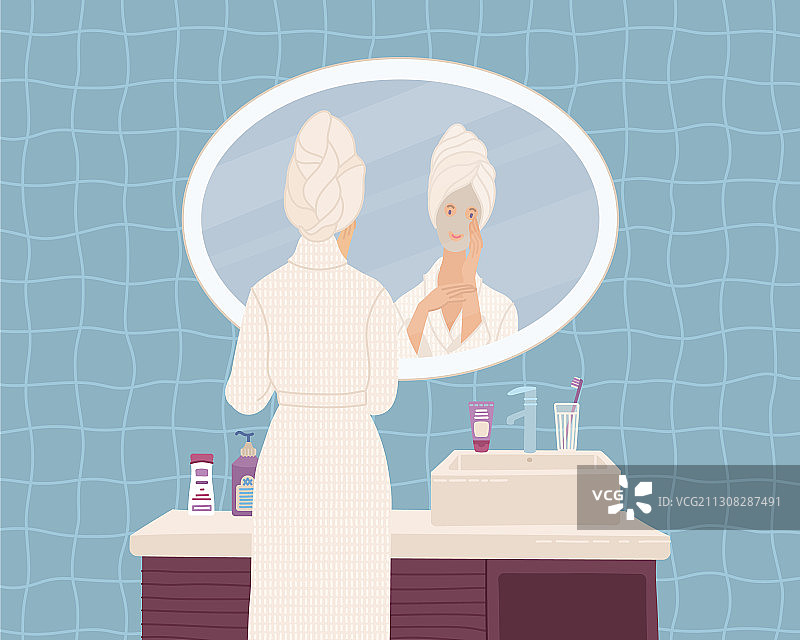 在浴室里敷面膜的年轻女人图片素材