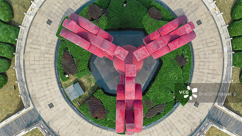 南京江宁区百家湖正东面的大型城市雕塑凤凰台，1999年建成，图片素材