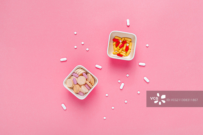 粉色背景上的甜食俯视图图片素材