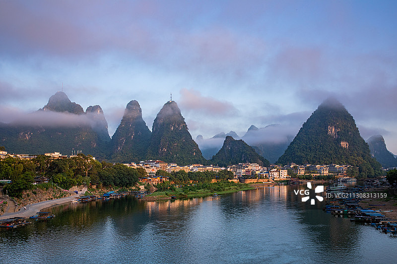 桂林山水阳朔漓江风景区西街古镇图片素材