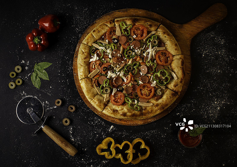 桌子上披萨的俯视图图片素材