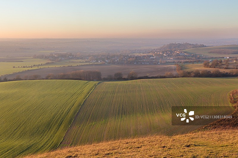日落时分英国邓斯特布尔丘陵的田园风光图片素材