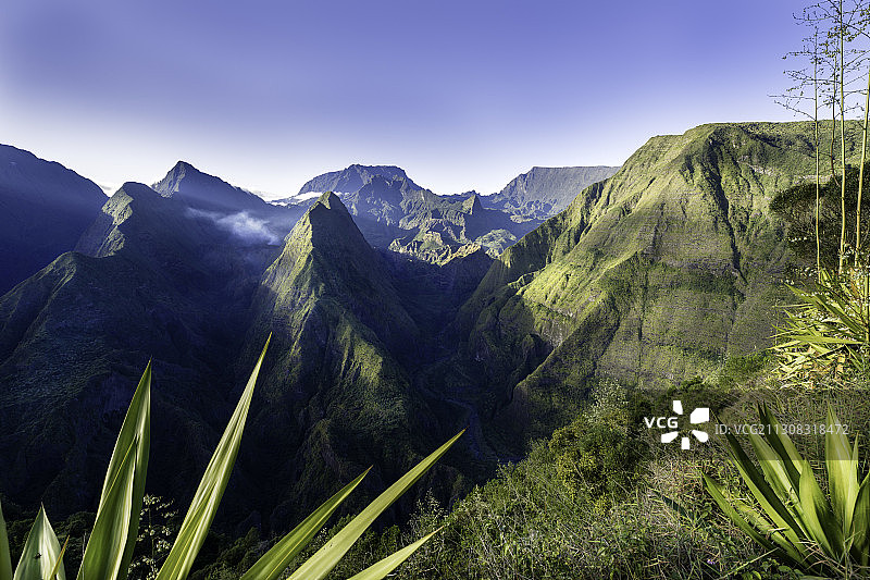 晴空下的山脉美景，马法特环形山，留尼汪图片素材