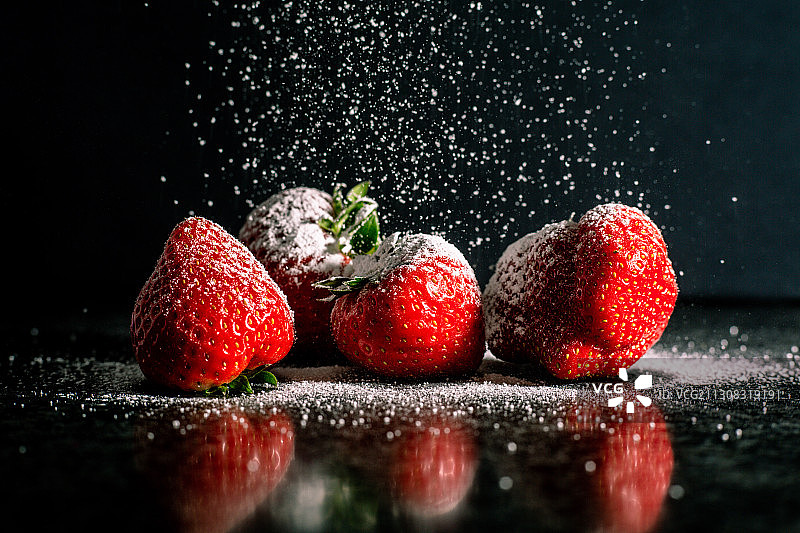 比利时隆梅尔黑色背景上的湿水果特写图片素材