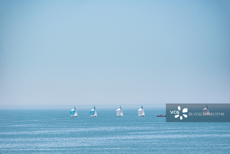 蓝天下航行在大海中的帆船图片素材