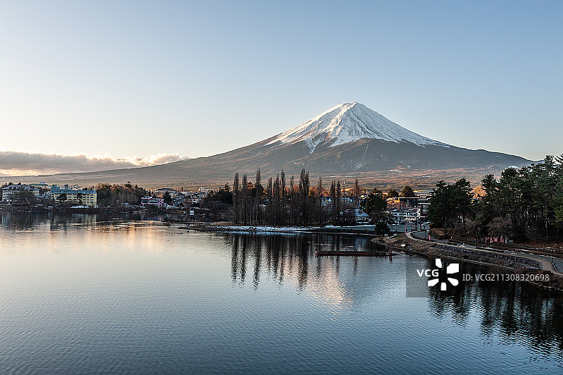 雪山湖泊风光图片素材