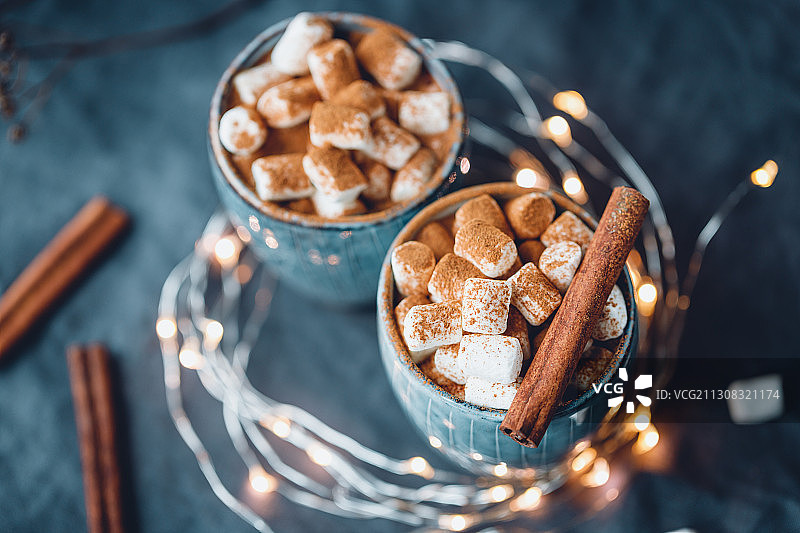 高角度的棉花糖在杯子上的图片素材