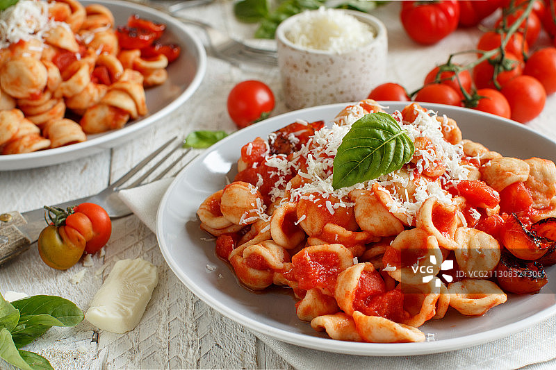 桌上碗里的意面特写图片素材