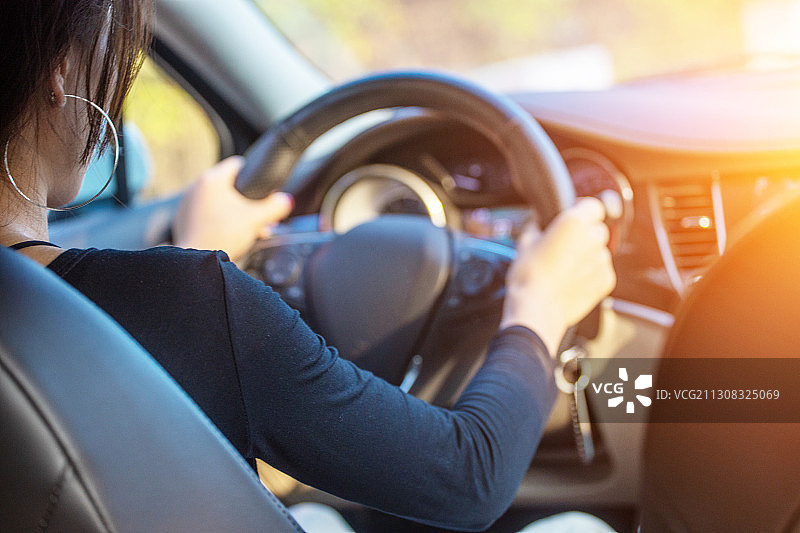 后座视角女性驾驶员驾驶汽车图片素材