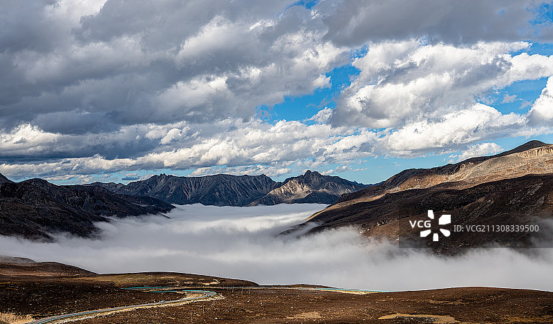 人站在天地间，头上和脚下都是云彩图片素材