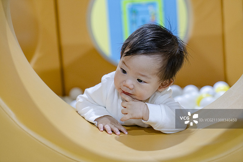 婴儿在海洋球堡观察口张望图片素材