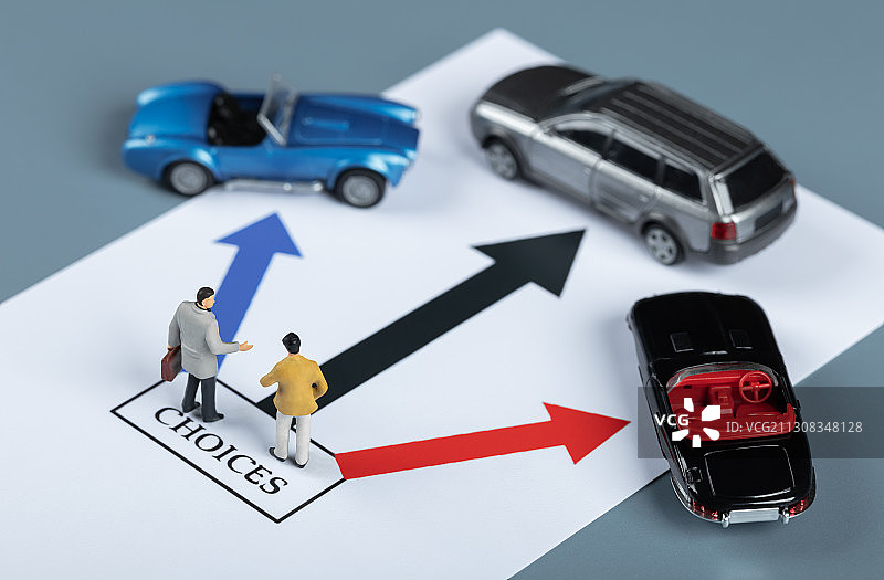 箭头符号汽车销售客户选择不同的汽车图片素材