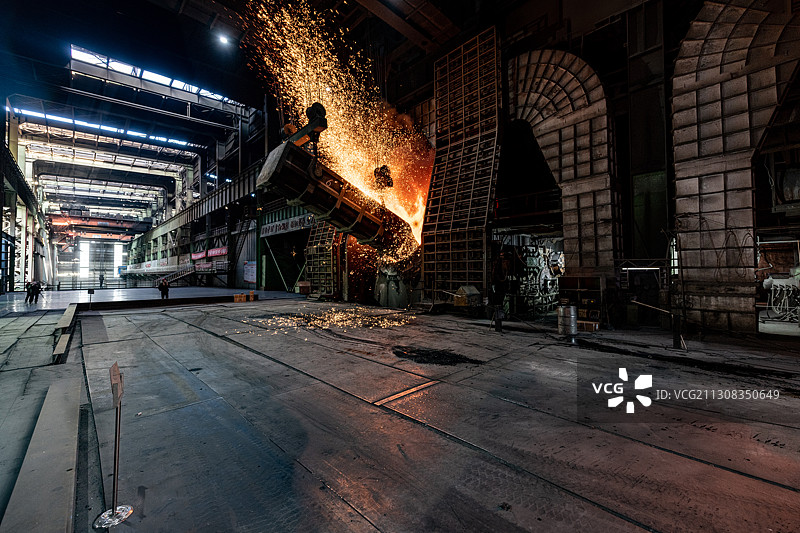 炼钢加注原料图片素材