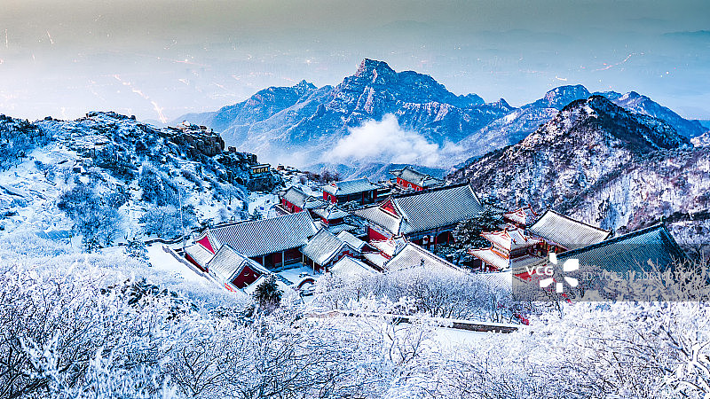 银装素裹碧霞祠图片素材