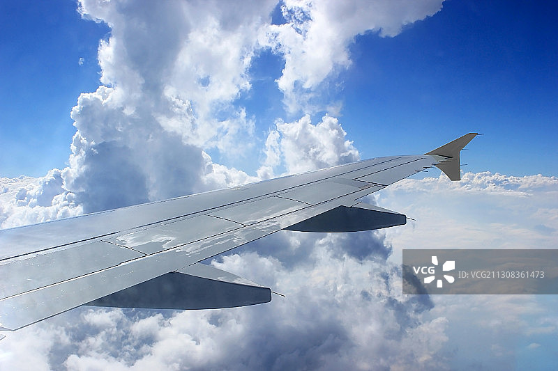 飞机在瑞士阿尔卑斯山上空飞行图片素材