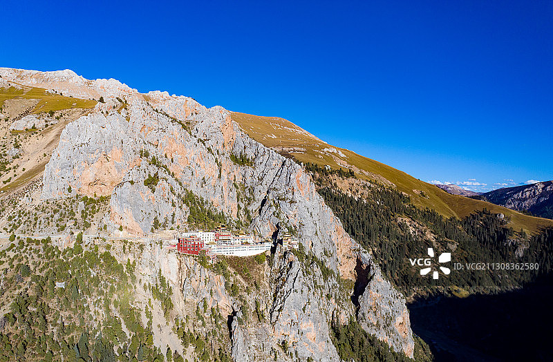 悬崖上的寺庙-尕尔寺图片素材