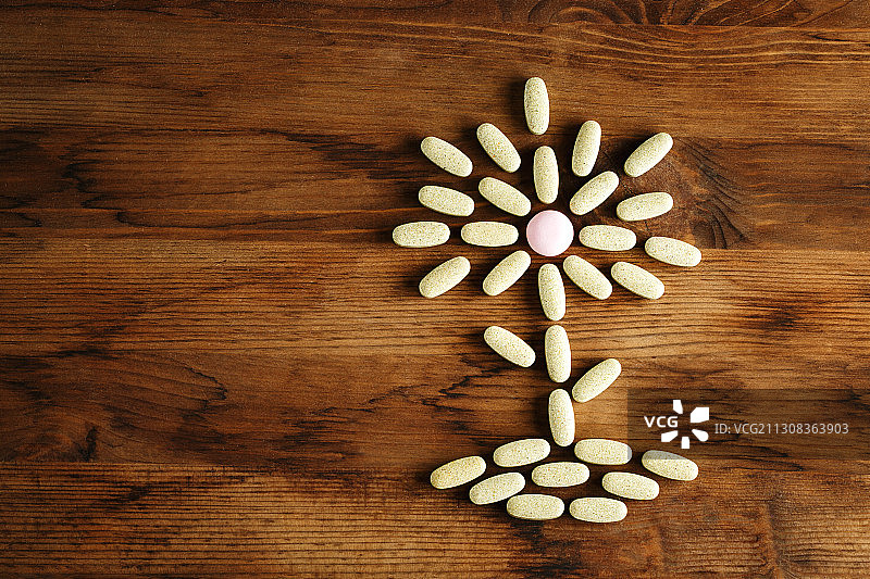 木桌上各种药丸俯视图图片素材