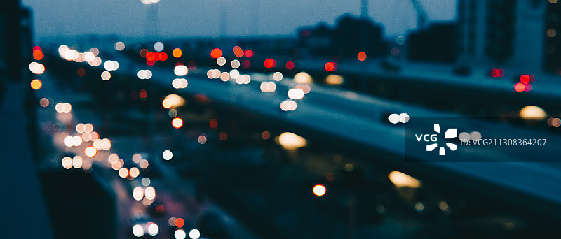 美国威斯康星州密尔沃基夜景：城市高角度视图图片素材