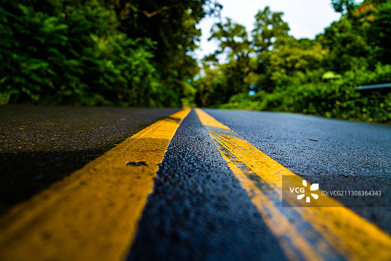 道路上的黄色标线特写图片素材