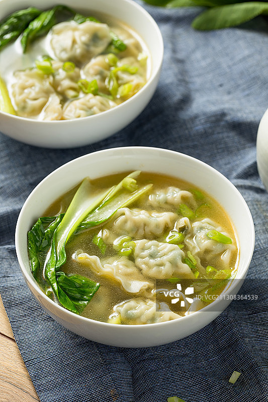 特写汤在碗上的桌子图片素材