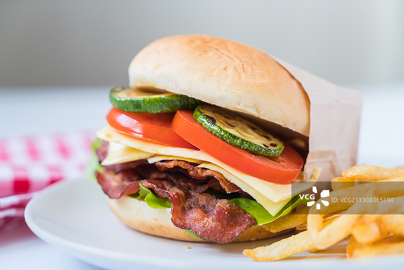 盘中汉堡特写图片素材