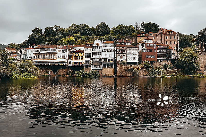 葡萄牙阿马兰特湖畔建筑风光图片素材
