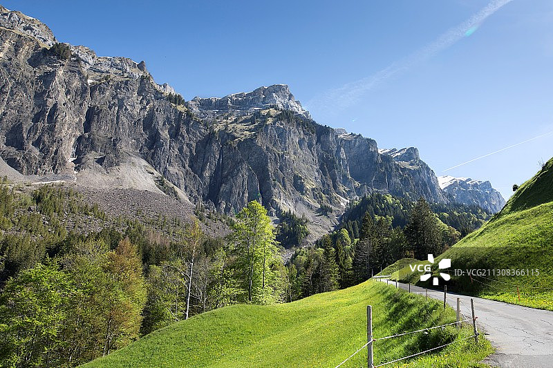 瑞士施维茨州穆奥塔尔山脉的风景图片素材