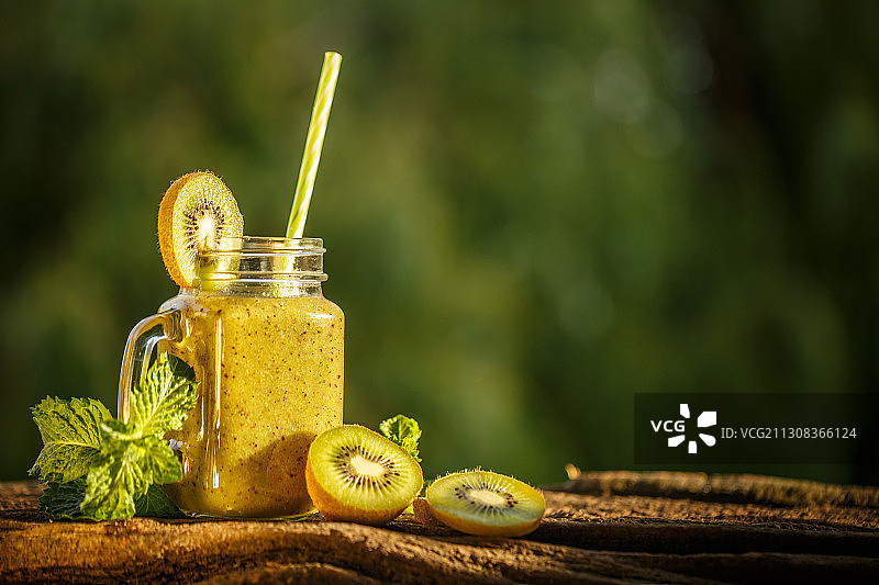 桌子上饮料的特写图片素材