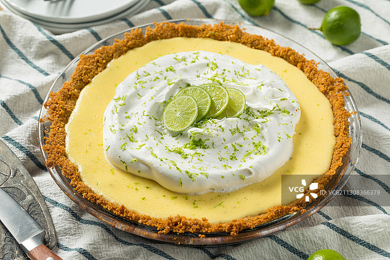 高角度的食物服务在桌子上图片素材