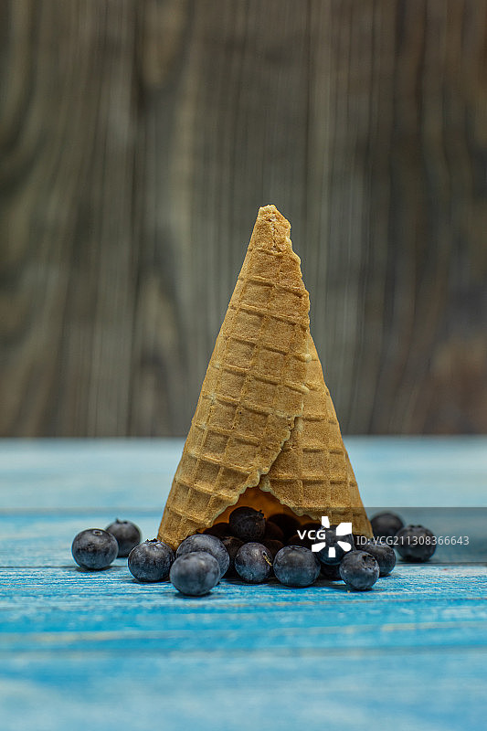 桌上的松果特写图片素材