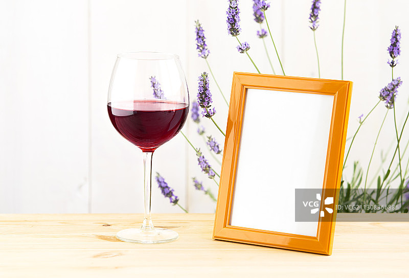 桌子上葡萄酒杯特写图片素材