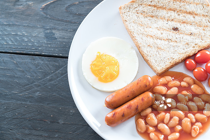 高角度的早餐服务在桌子上图片素材