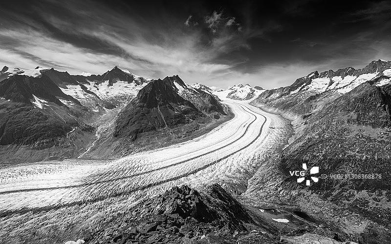 瑞士瓦莱州菲施ertal的雪山全景图片素材