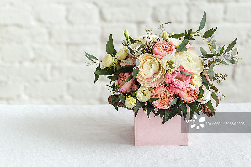 桌子上的玫瑰花束特写图片素材