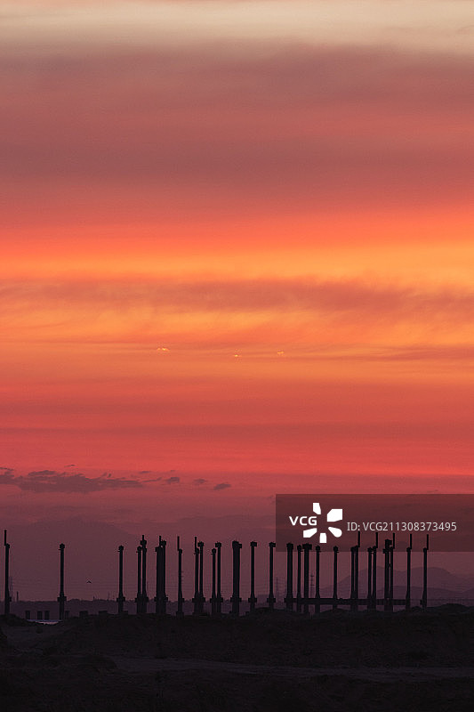 工业革命，朝霞映着工厂的剪影，开始了一天的运转。图片素材
