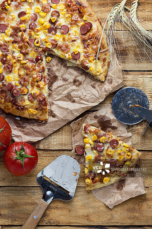 高角度的比萨饼在桌子上图片素材
