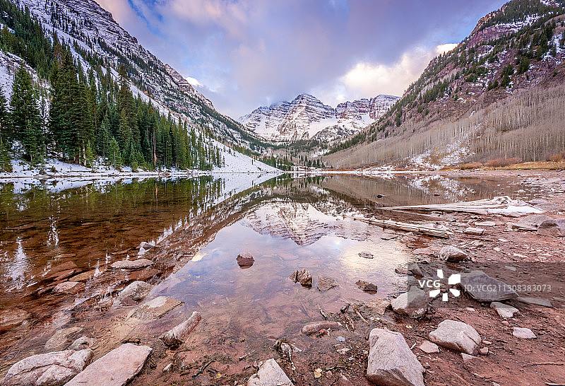 美国科罗拉多州斯诺马斯雪山湖泊美景图片素材