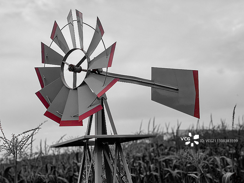 科威特传统风车仰视视角图片素材