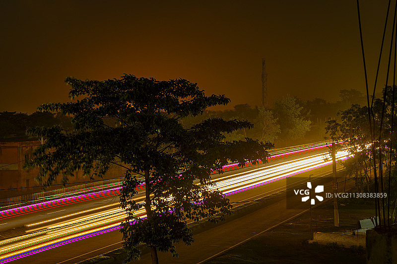 俯视角度拍摄的夜晚道路上的光轨图片素材