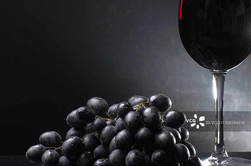 黑色背景下的餐桌红酒特写图片素材