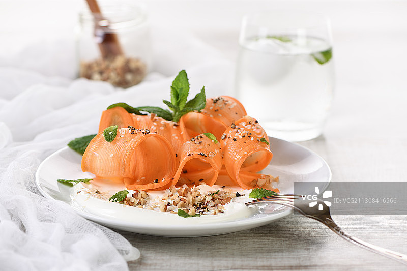 桌子上盘子里的食物的特写图片素材