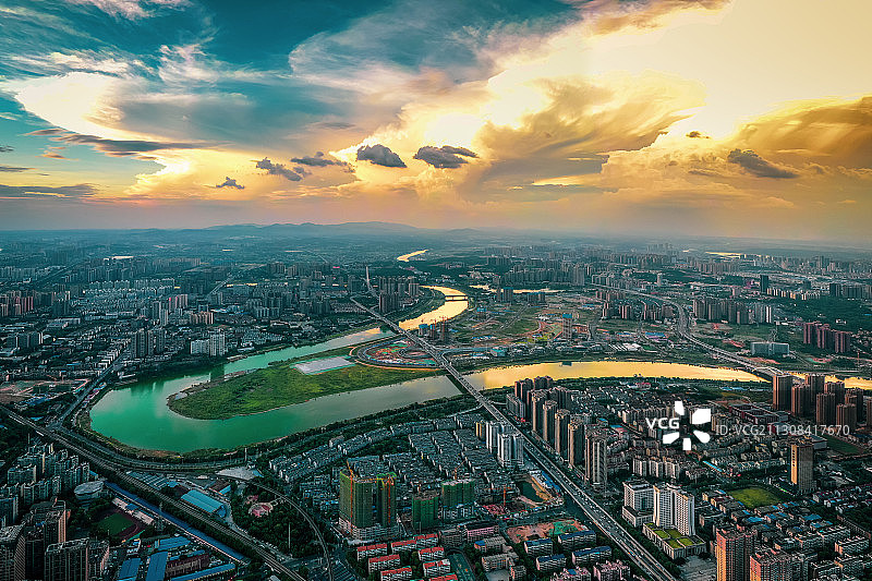 晚霞下建设中的中国V谷图片素材