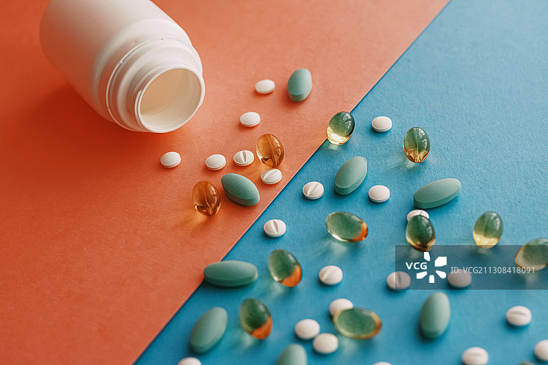 俯视角度拍摄的药瓶和药丸图片素材