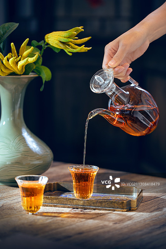 品饮黄酒图片素材