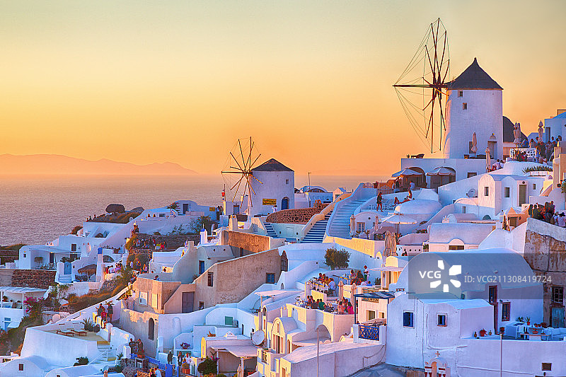 圣托里尼日落时分城镇海景高角度视图，希腊图片素材